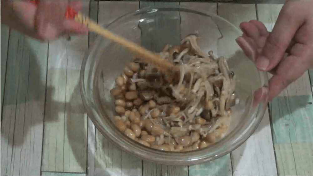 パルシステム　きのこと豆の和風マリネ　マリネ液を入れて混ぜる