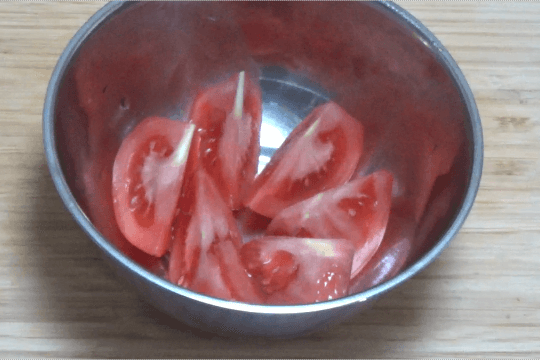トマトを乱切り