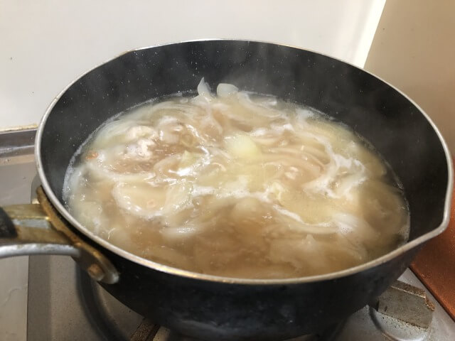 鍋に水。コンソメを入れる