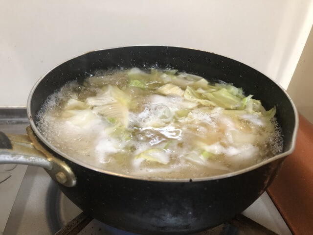 鍋に卵を入れる