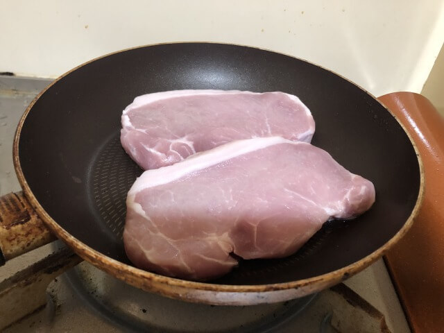 フライパンで豚肉を焼く