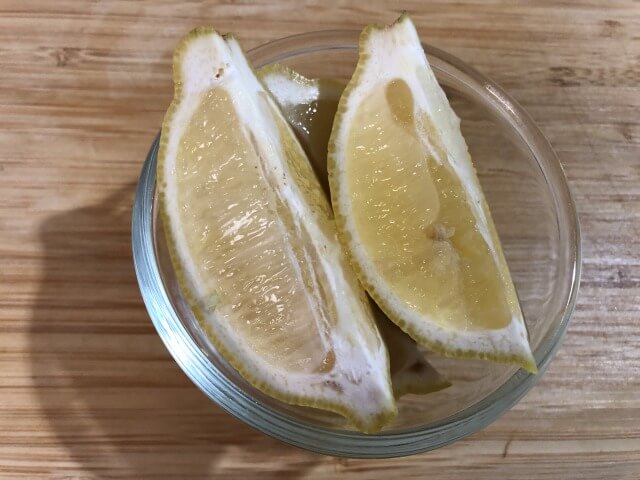 レモンはくし形に切る