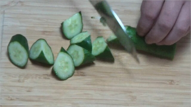 胡瓜を食べやすい大きさに切る