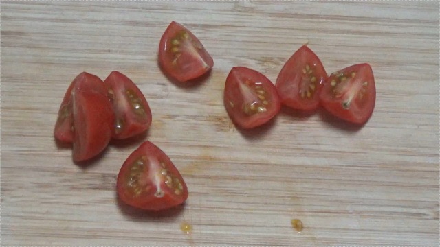 ミニトマトを半分に切る